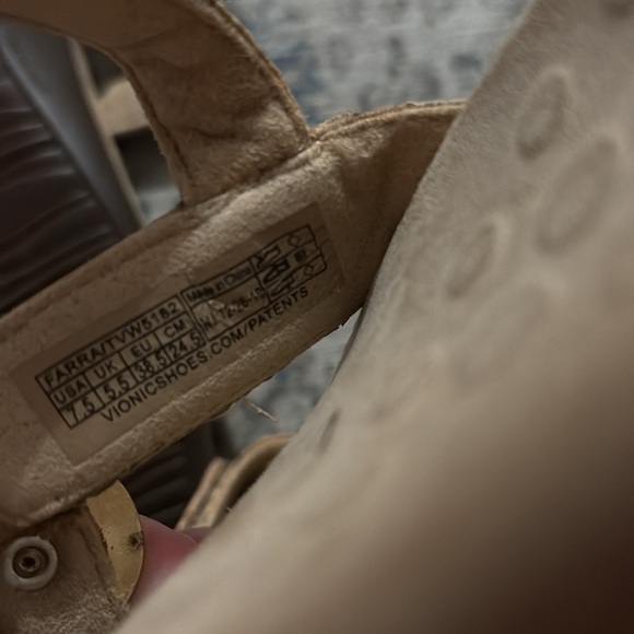 Vionic Gold Sandals with Cushioned Footbed and Ankle Strap - size 7.5 - Picture 7 of 7